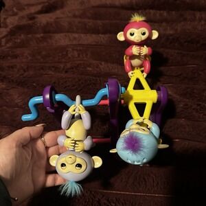 Fingerlings with 7X8" Monkey Bar 3 Fingerlings Included Blue Purple Pink